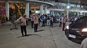 Dedikasi Tengah Malam, Kapolda Banten Urai Kendaraan Pemudik di Dermaga Eksekutif Merak