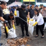 Kapolda Metro Jaya dan Sejumlah Menteri Bersihkan Pasar Kramat Jati