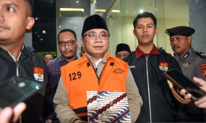 Kenakan Rompi Orange, Mantan Menag Yaqut Ditahan KPK