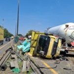 Ban Pecah di Tol Jakarta-Merak, Truk Padi Terguling, Sopir Patah Tulang
