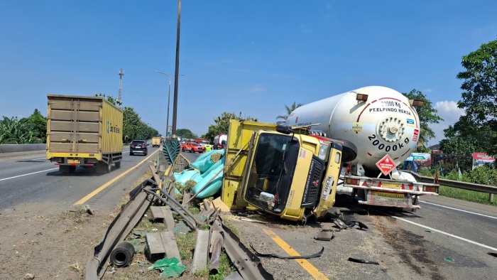 Ban Pecah di Tol Jakarta-Merak, Truk Padi Terguling, Sopir Patah Tulang