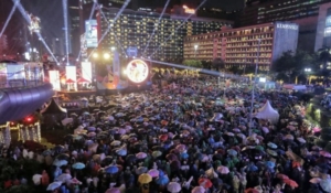Malam Takbiran di Bundaran HI Tetap Meriah Meski Diguyur Hujan