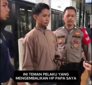 Aksi copet di TransJakarta Koridor 1 arah Blok M viral di TikTok. Korban memergoki pelaku di Halte Kebon Sirih, pelaku sempat mencoba kabur sebelum akhirnya ponsel dikembalikan. (Foto: Tangkapan Layar)
