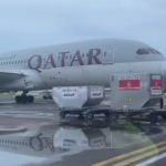 Konflik Timur Tengah memicu penutupan ruang udara, sejumlah pesawat Emirates dan Qatar Airways tertahan di Bandara I Gusti Ngurah Rai Bali. Ribuan jemaah umrah terdampak. (Foto: Tiktok/unclebald4)