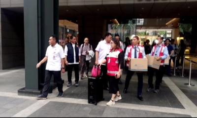 OJK menggeledah kantor PT Mirae Asset Sekuritas Indonesia terkait dugaan insider trading dan transaksi semu. Rp14,5 triliun saham dibekukan, dua tersangka ditetapkan. (Foto: RN/Tama)