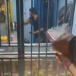 Warga yang geram dengan peredaran tramadol, melempari toko yang menjual tramadol dengan petasan di Pasar Rebo, Jakarta Timur. (Tangkapan Layar)