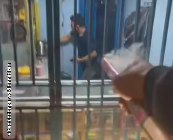 Warga yang geram dengan peredaran tramadol, melempari toko yang menjual tramadol dengan petasan di Pasar Rebo, Jakarta Timur. (Tangkapan Layar)