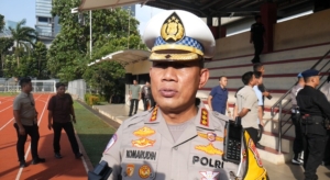 Dirlantas Polda Metro Jaya, Kombes Pol Komarudin mengingatkan pemudik motor agar tidak membawa barang berlebihan saat mudik. Barang “gembolan” dinilai berbahaya bagi pengendara dan pengguna jalan lain. (Foto: RN/Tama)