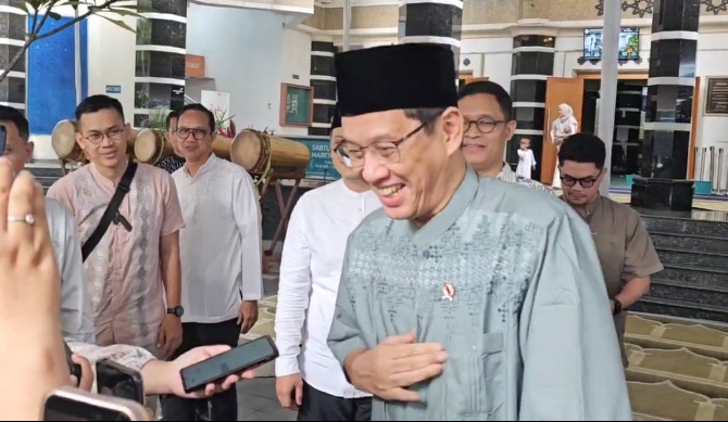 Menteri Keuangan Purbaya Salat Idulfitri 1447 Hijriah bersama Airlangga Hartarto di Masjid Salahuddin. Ia berbagi cerita soal tanggung jawab berat dan momen Lebaran sederhana. (Foto: RN/Budi T)