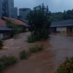 Banjir melanda Depok akibat hujan deras. Sebanyak 115 KK terdampak di Mekarsari Cimanggis, dengan ketinggian air sempat mencapai 1,5 meter. (Foto: Instagram/depok24jam)