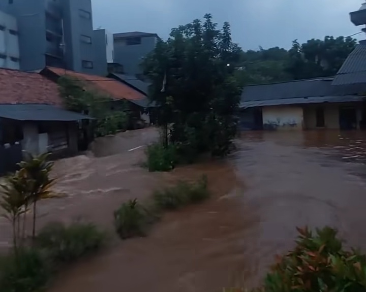 Banjir melanda Depok akibat hujan deras. Sebanyak 115 KK terdampak di Mekarsari Cimanggis, dengan ketinggian air sempat mencapai 1,5 meter. (Foto: Instagram/depok24jam)