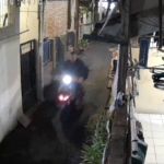 Pelaku pembunuhan cucu Mpok Nori terekam CCTV, polisi mendalami dugaan pembunuhan berencana terhadap Dwinta Anggary, cucu Mpok Nori, setelah pelaku terekam CCTV bolak-balik ke lokasi di Cipayung, Jakarta Timur. (Ist)