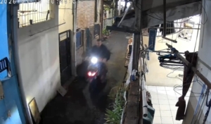 Pelaku pembunuhan cucu Mpok Nori terekam CCTV, polisi mendalami dugaan pembunuhan berencana terhadap Dwinta Anggary, cucu Mpok Nori, setelah pelaku terekam CCTV bolak-balik ke lokasi di Cipayung, Jakarta Timur. (Ist)