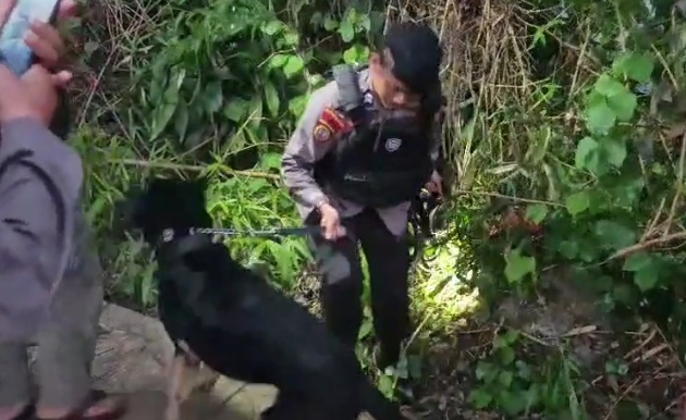 Dengan menggunakan anjing pelacak, polisi menemukan potongan tubuh korban mutilasi di Bogor dan menangkap dua pelaku di Majalengka. Penyelidikan masih mendalami motif dan peran masing-masing tersangka. (Ist)