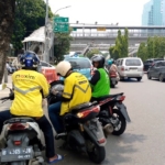 Pengemudi ojol mengeluhkan rencana kenaikan Pertamax 1 April 2026. Mereka menilai biaya operasional meningkat dan pendapatan harian terancam menurun. (Foto: RN/Ullifna Tamama)