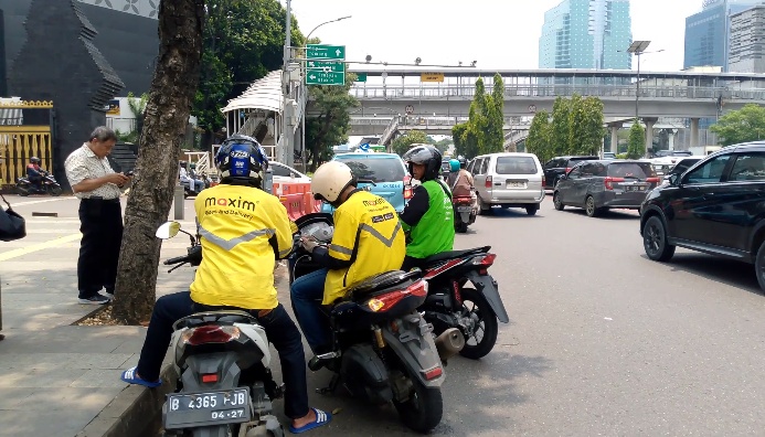 Pengemudi ojol mengeluhkan rencana kenaikan Pertamax 1 April 2026. Mereka menilai biaya operasional meningkat dan pendapatan harian terancam menurun. (Foto: RN/Ullifna Tamama)