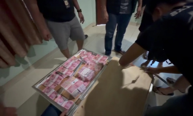 Polisi menangkap pelaku peredaran uang palsu Rp620 juta di Bogor. Sejumlah alat produksi disita dan jaringan pelaku masih didalami. (Ist)