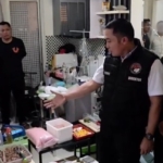 Dirresnarkoba Polda Metro Jaya, Kombes Pol Ahmad David bersama jajarannya membongkar clandestine lab ekstasi dan happy water di apartemen Cipinang, Jakarta Timur. Dua tersangka ditangkap, polisi sita bahan baku 16,6 kilogram. (Foto: RN/HO-Ditresnarkoba Polda Metro Jaya)