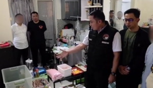 Dirresnarkoba Polda Metro Jaya, Kombes Pol Ahmad David bersama jajarannya membongkar clandestine lab ekstasi dan happy water di apartemen Cipinang, Jakarta Timur. Dua tersangka ditangkap, polisi sita bahan baku 16,6 kilogram. (Foto: RN/HO-Ditresnarkoba Polda Metro Jaya)
