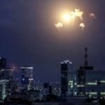 Serangan Udara Iran Guncang UEA, Bandara Dubai Rusak dan Burj Al Arab Terbakar