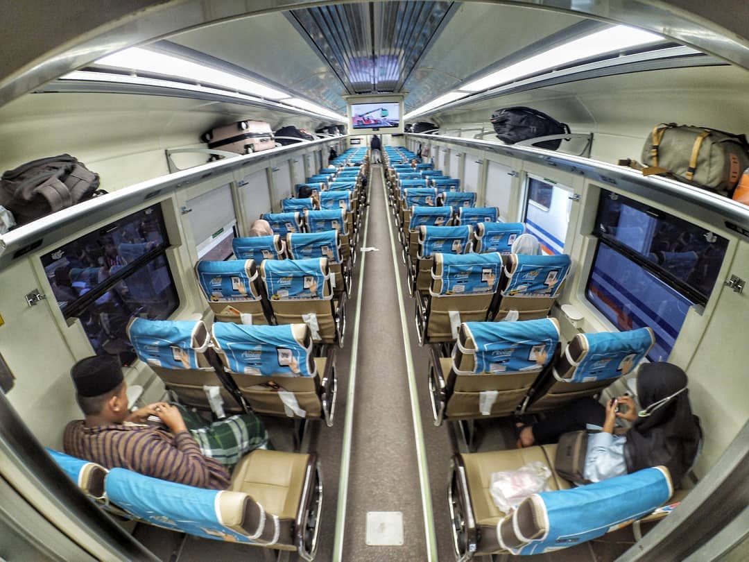 Arus balik Lebaran 2026 mencapai puncak, okupansi kereta api jarak jauh tembus 137,5 persen. KAI catat 221.566 pelanggan dijadwalkan berangkat pada 22 Maret. (Foto: RN/Tama)