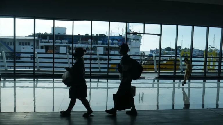 Suasana pemudik di Dermaga Eksekutif Pelabuhan Merak, Banten. (Foto: RN/Tama)