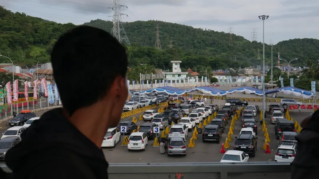 Arus mudik Lebaran 2026 di lintasan Merak–Bakauheni mulai meningkat. Sebanyak 126.276 pemudik telah menyeberang dari Jawa ke Sumatera hingga H-8 Lebaran. (Foto: RN/Tama)