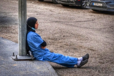 Seorang anggota staf di Rumah Sakit Pemerintah Nabih Berri bereaksi terhadap laporan serangan pesawat tak berawak yang menewaskan putra salah satu pekerja rumah sakit pada 24 Maret 2026 di Nabatieh, Lebanon. (Foto: Getty Images/Adri Salido)