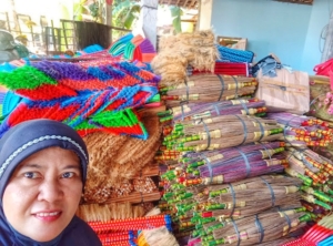 Usaha sapu lidi Rini di Kebumen bertahan sejak 2003, produksi hingga 5.000 per bulan dan dipasarkan ke berbagai daerah. (Foto: Facebook/Rini Jaya Mandiri)