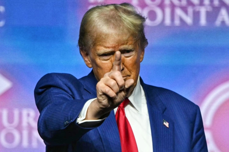 Donald Trump mengancam akan kembali melakukan pengeboman terhadap Iran jika kesepakatan tidak tercapai. AS juga berencana memindahkan uranium Iran. (Foto: AFP via Getty Images/ Patrick T)