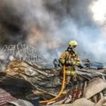 BPBD DKI mengungkap lima kelurahan dengan kasus kebakaran tertinggi di Jakarta. Korsleting listrik dan kepadatan permukiman jadi pemicu utama. (Foto: Dinas Gulkarmat DKI Jakarta)