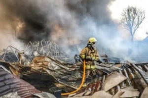 BPBD DKI mengungkap lima kelurahan dengan kasus kebakaran tertinggi di Jakarta. Korsleting listrik dan kepadatan permukiman jadi pemicu utama. (Foto: Dinas Gulkarmat DKI Jakarta)