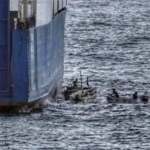 Ilustrasi bajak laut Somalia sedang melancarkan aksinya. (AFP via Getty Images)