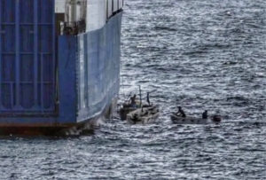 Ilustrasi bajak laut Somalia sedang melancarkan aksinya. (AFP via Getty Images)