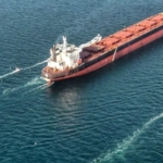 Perahu-perahu bermanuver di sekitar kapal tanker selama latihan militer IRGC di Selat Hormuz. (AFP)