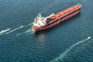 Perahu-perahu bermanuver di sekitar kapal tanker selama latihan militer IRGC di Selat Hormuz. (AFP)