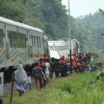 KA Bangunkarta anjlok di Stasiun Bumiayu menyebabkan jalur terganggu. KAI meminta maaf dan menyiapkan bus serta rekayasa perjalanan bagi penumpang terdampak. (Foto: dok. KAI)