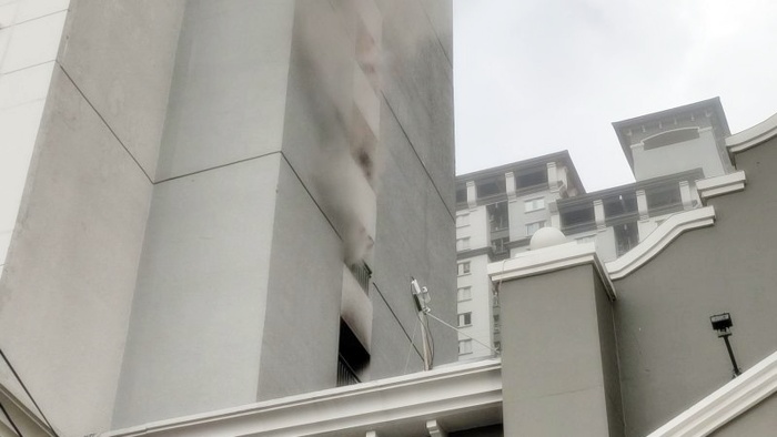 Apartemen Mediterania Tanjung Duren Terbakar, 110 Personel Damkar Dikerahkan