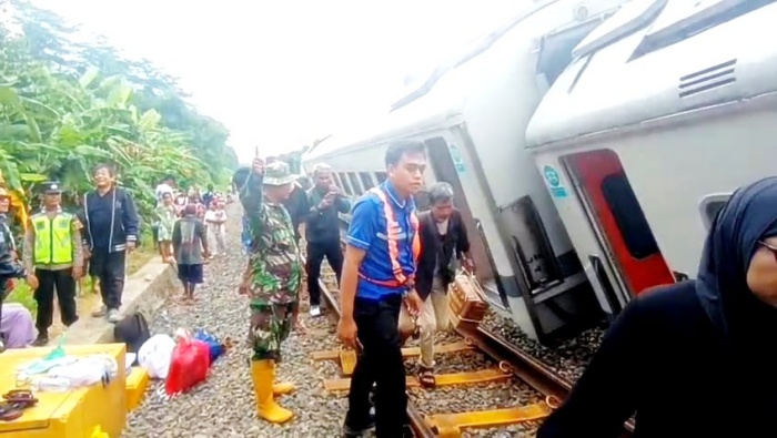 Tiga Gerbong KA Bangunkarta Anjlok di Brebes, Jalur Rel Ganda Lumpuh Total