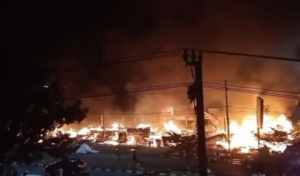 120 Lapak Pedagang di Pasar Bungur Jambi Hangus Terbakar