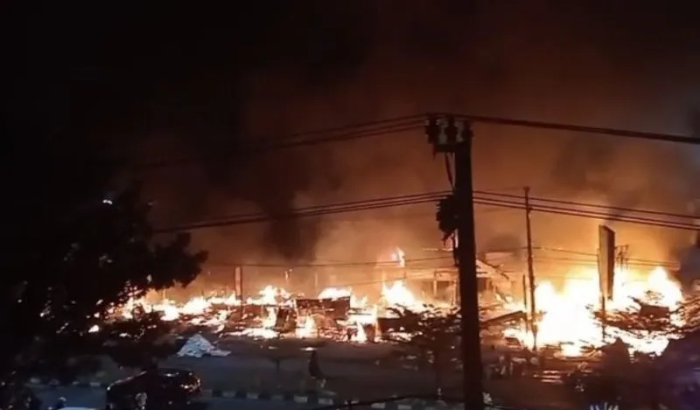 120 Lapak Pedagang di Pasar Bungur Jambi Hangus Terbakar