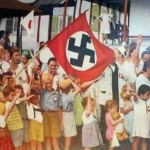 Warga Jerman di Jakarta (Batavia) menyambut kedatangan bala tentara jepang yang memasuki kota tersebut ketika Belanda meyerah tahun 1942. Mereka terdiri dari wanita dan anak-anak yang dimasukkan oleh pemerintahan Hindia Belanda ke dalam kamp tak lama setelah Jerman menginvasi Belanda tahun 1940. (Foto: ReportaseNews/HO-Alif Rafik Khan)