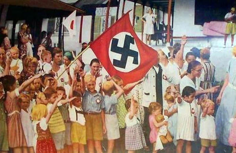 Warga Jerman di Jakarta (Batavia) menyambut kedatangan bala tentara jepang yang memasuki kota tersebut ketika Belanda meyerah tahun 1942. Mereka terdiri dari wanita dan anak-anak yang dimasukkan oleh pemerintahan Hindia Belanda ke dalam kamp tak lama setelah Jerman menginvasi Belanda tahun 1940. (Foto: ReportaseNews/HO-Alif Rafik Khan)