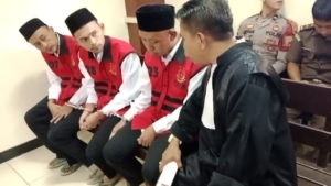 Tiga buruh tambang ilegal di Banyumas divonis bebas setelah lima bulan ditahan. Suasana haru pecah di PN Purwokerto, kuasa hukum sebut putusan sebagai wujud keadilan. (Foto: RN/Kus)