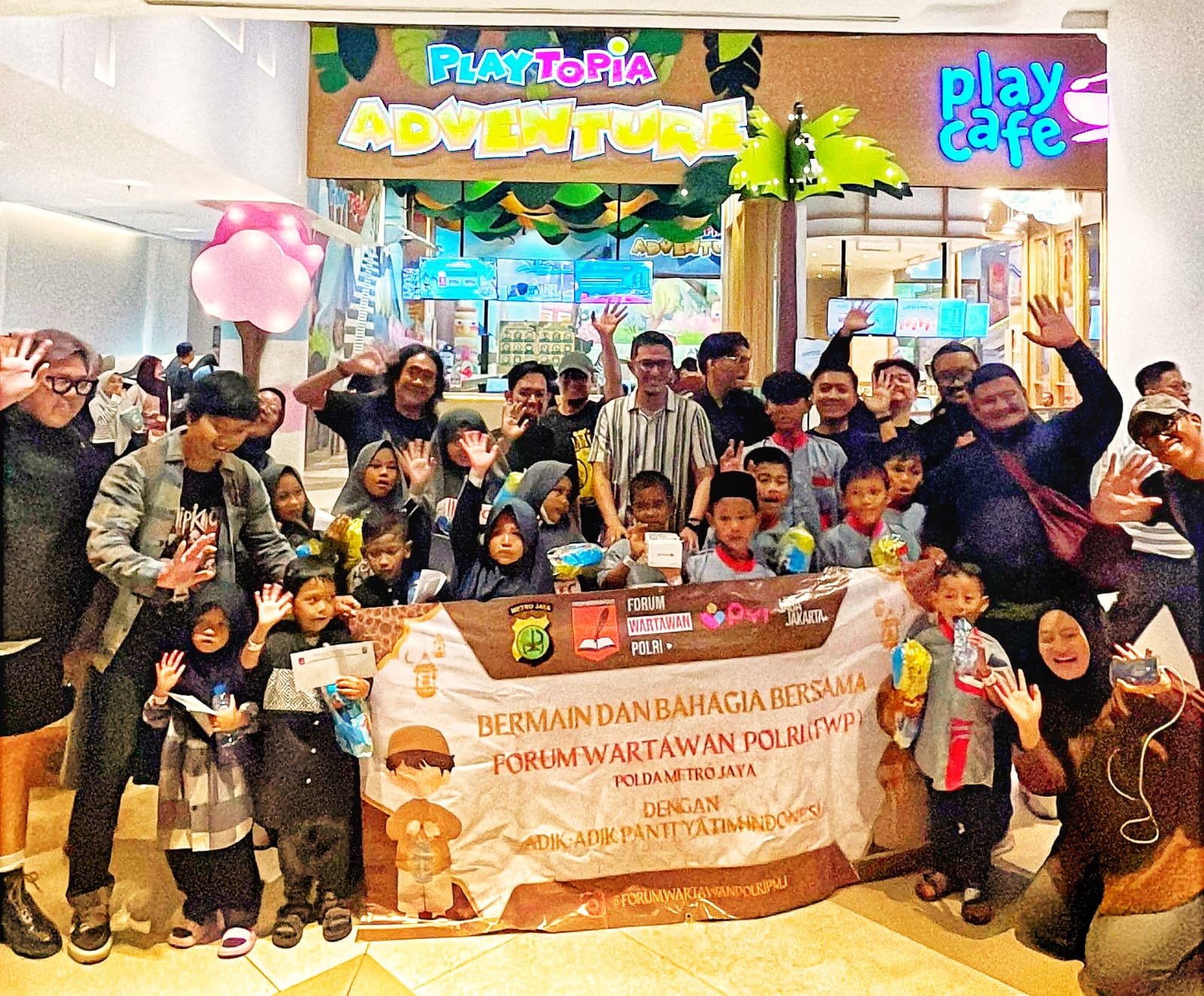 Forum Wartawan Polri Polda Metro Jaya mengajak anak yatim bermain di Playtopia Senayan Park. Kegiatan sosial ini mendapat apresiasi dari Polda Metro Jaya. (Ist)