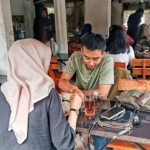 Nasi bronjol di lereng Gunung Slamet, Purbalingga, diserbu wisatawan saat libur panjang. Warung Samidtrans menghabiskan hingga 60 kilogram beras per hari karena lonjakan pengunjung. (Foto: RN/Kus)