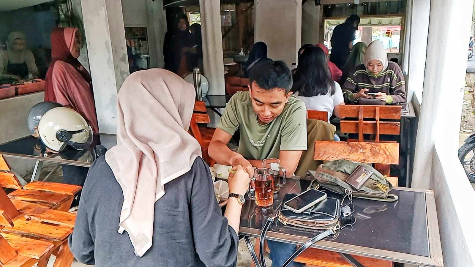 Nasi bronjol di lereng Gunung Slamet, Purbalingga, diserbu wisatawan saat libur panjang. Warung Samidtrans menghabiskan hingga 60 kilogram beras per hari karena lonjakan pengunjung. (Foto: RN/Kus)