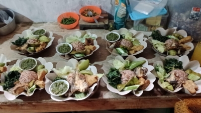 Menu khas Nasi Bronjol Ibu Mukinah. (Foto: RN/Kus)