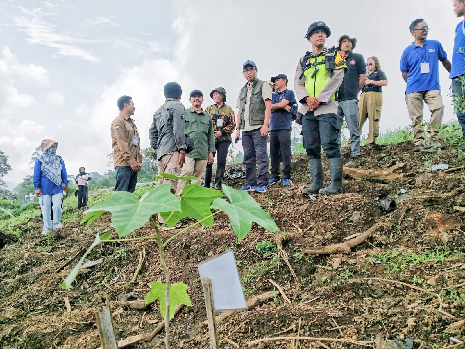 Pasca Banjir Bandang Lereng Slamet, Warga dan Relawan Tanam 5.000 Pohon