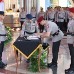 Kapolda Metro Jaya memimpin sertijab tiga pejabat utama dan menegaskan pentingnya kinerja terbaik, integritas, serta pelayanan optimal kepada masyarakat. (Foto: RN/HO-Humas Polda Metro Jaya)